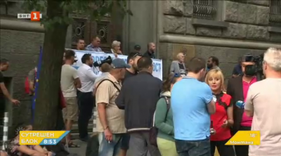 Протестиращи искат оставката на правителството и ЦИК