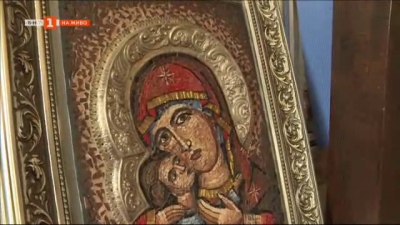 Художничка от благоевградското село Айдарово прави пана от мозайки и дантели