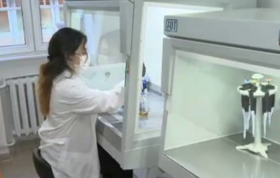 Студенти от СУ изседват генома на COVID-19 в нова лаборатория