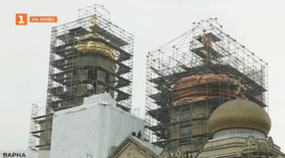 Продължава позлатяването на куполите на катедралния храм във Варна