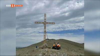 7-метров кръст оцеля само една нощ в с. Синитово, Пазарджишко