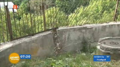 Руши се подпорна стена на жилищен блок в Кърджали