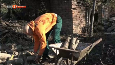 Мъж от Павликени помага на хората да си нацепят дървата за зимата