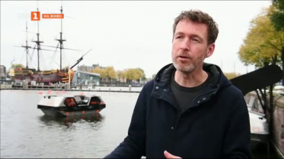 Електрическо корабче плава из каналите на Амстердам