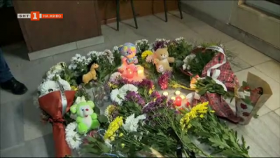 Хората оставят цветя пред посолството на Република Северна Македония
