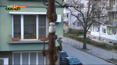 Електрически стълб надвисна към прозорците на къща в центъра на Русе