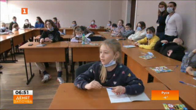 В подкрепа на бежанците - курсове по български език в Свищов