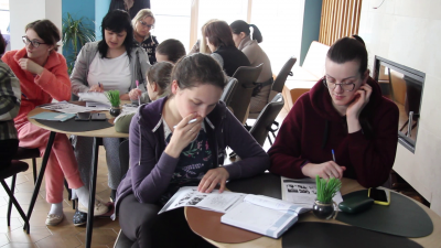 Украински бежанци, настанени в Балчик, учат български език