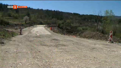 Ремонтът на пътя към село Храбрино е спрян от месеци
