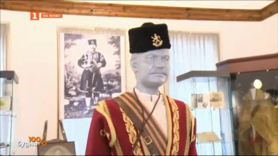 Фигура на Капитан Петко Войвода в цял ръст посреща посетителите на музея на Възраждането във Варна