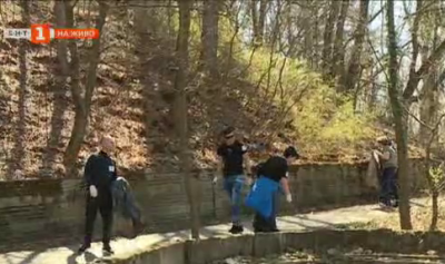 Младежи почистват парк Ловен дом