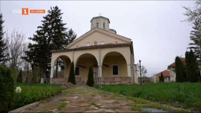 Хора от цялата страна търсят душевен мир в храм Св. Параскева в село Медковец