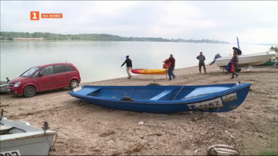 Доброволци от три дунавски държави почистваха от отпадъци острови край Тутракан