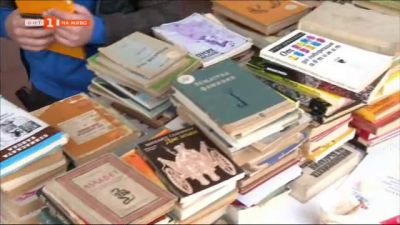 Ученици продават стари книги, за да купят нови за училищната библиотека