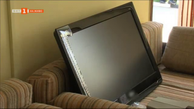 Младежи подаряват телевизори на възрастни хора в село Бяга