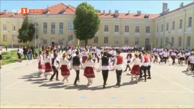 Традиционно пролетно фолклорно надиграване в Математическата гимназия в Русе