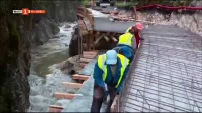 Затвориха за ремонт разрушения след наводнението път за Триград
