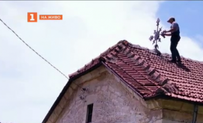 Младо семейство ремонтира със собствени средства покрива на църква