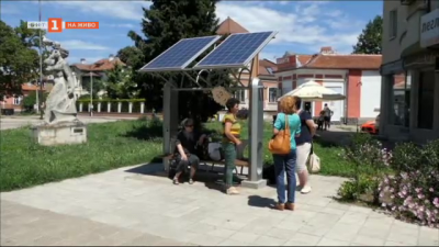 Доброволци изградиха соларна пейка в центъра на Видин