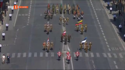 Български гвардейци начело на военния парад в Париж