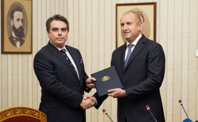 Президентът Радев връчи мандат за правителство на Асен Василев от Продължаваме промяната