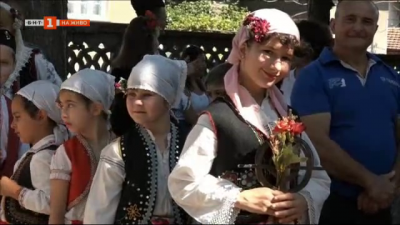 Дефиле на народни носии в село Недан