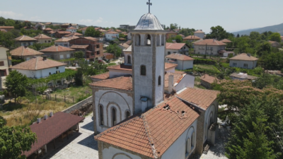 Покривът на най-голямата църква в Струмяни се нуждае от спешен ремонт след силна буря