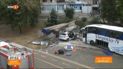 Двама полицаи загинаха при тежка катастрофа след преследване на автобус с мигранти