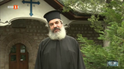 Свещеник, художник и дърворезбар. Историята на отец Костадин от Банско