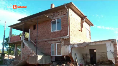 Експерти обследват къщите в Карловско