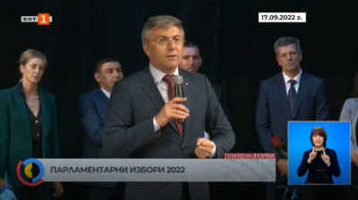 Председателят на ДПС Мустафа Карадайъ на предизборна среща в Казанлък