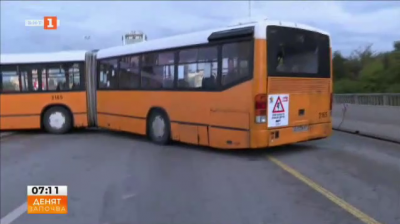 Катастрофа на автобус на градския транспорт блокира част от Цариградско шосе 