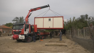 Пристигнаха фургоните за пострадалите от наводнението и в село Богдан