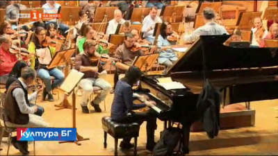 Диригентът Саша Гьотцел и младият пианист Томоки Саката с концерт в зала България