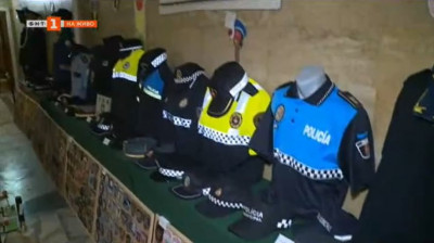 Колекция от полицейски униформи от цял свят