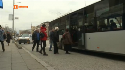 Шофьори на автобуси алармират за опасността от паркирани коли по спирките