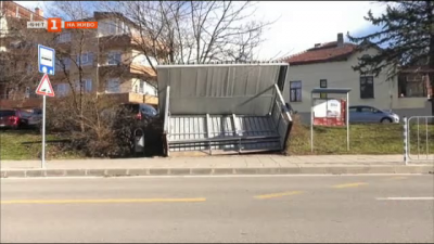 Какви са пораженията във Враца заради силния вятър?