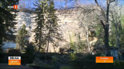 Туристи оставят бележки с желания в Аладжа манастир и нарушават целостта на скалния венец