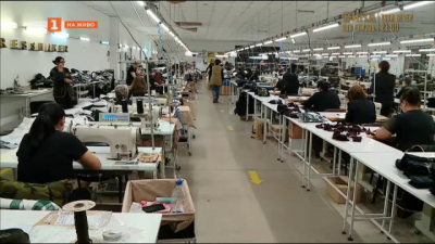 Шивашка фабрика в Асеновград обучава работниците си, за да се развива