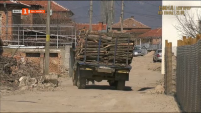 Раздават дърва, дарени от Пловдивската митрополия, в наводнените карловски села