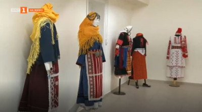 Колекция на носии от цялата страна в една изложба