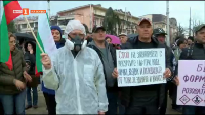Пореден протест срещу дейността на фабрика за производство на смоли в село Горно Сахране