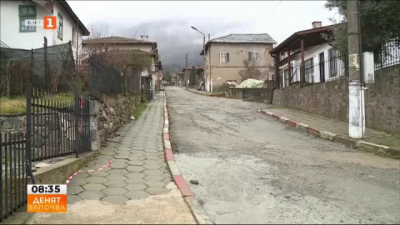 Жителите на петричкото село Камена сами ремонтират улиците си