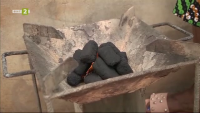 Предприемач от Бенин превръща растителни отпадъци в дървени въглища