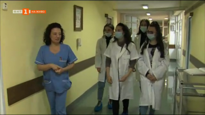 Кандидат-студенти по медицина влизат в болница, за да видят как протича един работен ден на лекаря