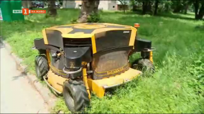 Робот се включи в косенето на тревните площи в Пловдив