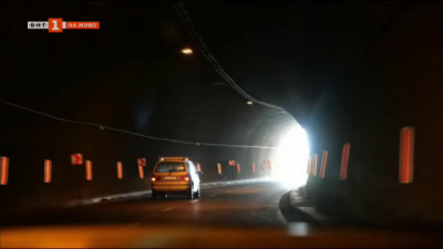 След месец в мрак: Възстановено е част от осветлението в тунел Дупница на Е-79