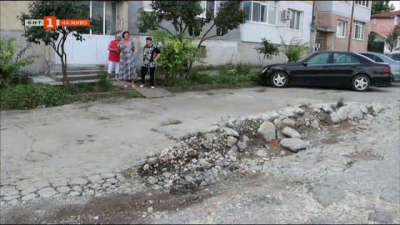 Пропаднала настилка блокира входовете към жилищна сграда в Добрич