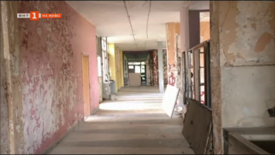 Изоставено училище се превърна в опасна сграда в с. Стража