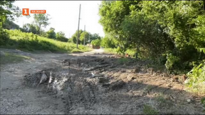Хората в село Върбица се оплакват, че заради постоянните ВиК ремонти, практически нямат улици